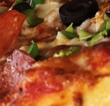 Wood-oven pizza with colourful toppings